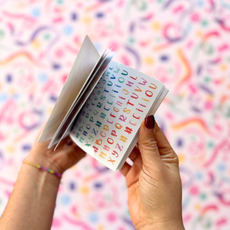 Stickers book con lettere numeri e simboli