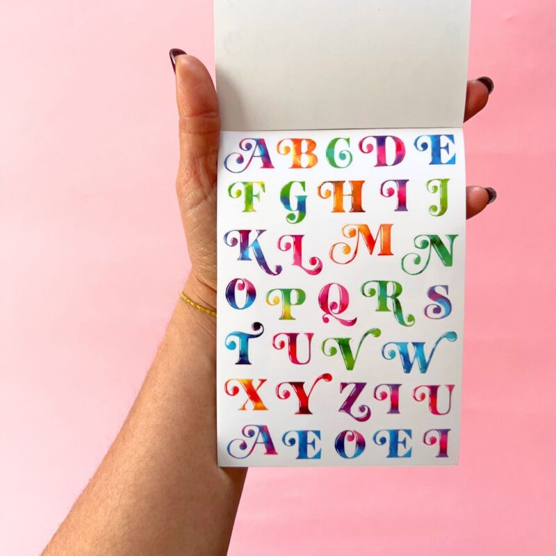 Stickers book con lettere numeri e simboli